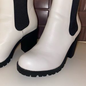 SODA Woman’s white boot SIZE 8 1/2